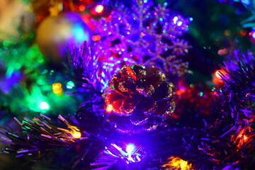 Obraz na płótnie Canvas christmas cone on a garland-decorated tree