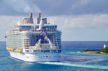 Fototapeta Grösstes Kreuzfahrtschiff der Welt Royal Caribbean Harmony of the Seas / Largest biggest gigantic cruise ship vessel in the world obraz