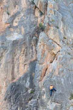 Gente practicando la escalada en una pared de roca cerca de la población de Jérica, en la provincia de Castellón. Comunidad Valenciana. España