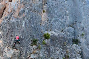 Gente practicando la escalada en una pared de roca cerca de la población de Jérica, en la...
