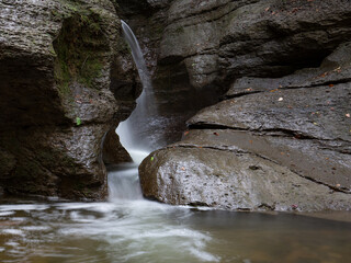 Wasserfall zwischen Felsen.