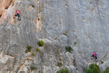 Gente practicando la escalada en una pared de roca cerca de la población de Jérica, en la...