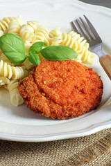 escalope panée et pâtes dans une assiette