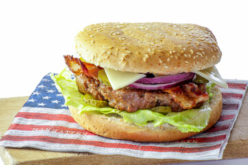 burger au boeuf  et au oignons rouges 