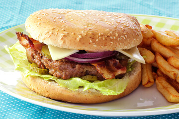 burger au boeuf et au oignons rouges