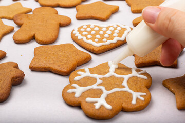 Decorating gingerbread cookies
