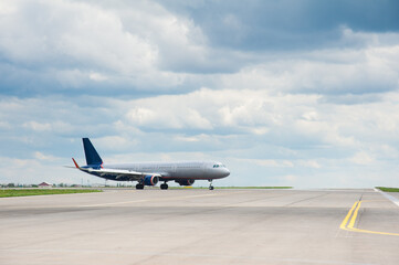 Fototapeta na wymiar Plane lands in the airport runway