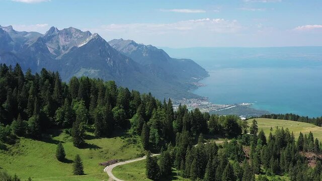 Vue sur le lac L&eacute;man depuis les alpes suisses