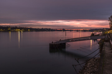 Rheinufer in Mainz an einem Herbstmorgen