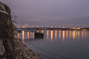 Obraz premium Beleuchtete Theodor-Heuss-Brücke über den Rhein in Mainz