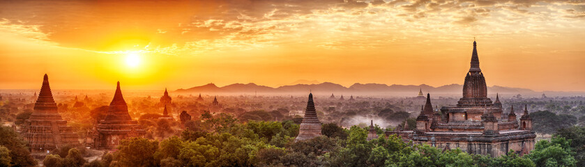 Panoramic sunrise over ancient city of Bagan in Myanmar - obrazy, fototapety, plakaty