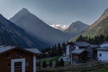 Fototapeta na wymiar Saas Fee en Suisse en été au lever du soleil