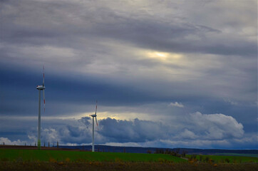Fototapeta na wymiar Windkraftanlage vor dem herbstlichen Himmel 