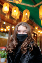 Mädchen in Berlin mit Maske 2020