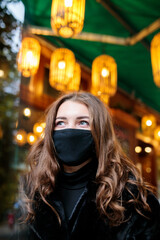 Mädchen in Berlin mit Maske 2020