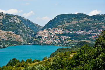Fototapeta na wymiar Panoramic view of the lake of Barrea in the Abruzzo region, Italy.
