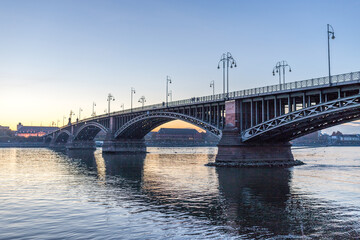 Fototapeta na wymiar Theodor-Heuss-Brücke über den Rhein in Mainz im Sonnenuntergang