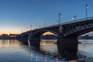 Fototapeta na wymiar Theodor-Heuss-Brücke über den Rhein in Mainz im Sonnenuntergang