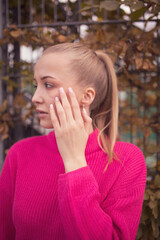 Blonde Frau mit Pink Pullover und llusioniste Spiele