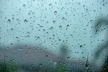 The background of rainwater drops on the glass, the waterless wallpaper on the white surface, is beautiful, according to the changes of the water.