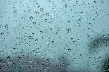 The background of rainwater drops on the glass, the waterless wallpaper on the white surface, is beautiful, according to the changes of the water.