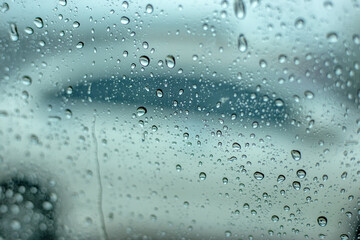The background of rainwater drops on the glass, the waterless wallpaper on the white surface, is beautiful, according to the changes of the water.