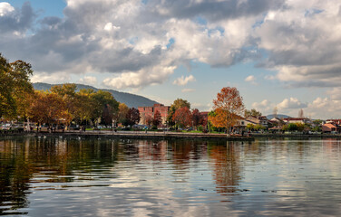 Fototapeta premium Autumn view of lake Pamvotis and the waterfront of the city of Ioannina.