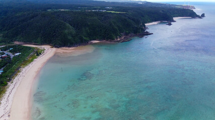 サンゴ礁が美しいビーチと海岸線の航空写真