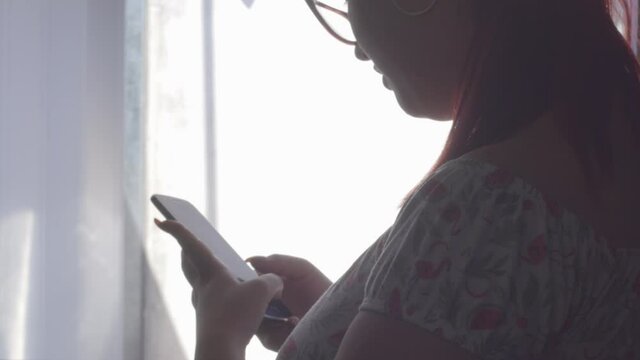 Girl in the cellphone