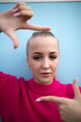 llusioniste Spiele mit Händen von Junger Frau