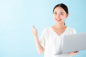 女性　パソコン