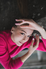 llusioniste Spiele mit Händen von Junger Frau