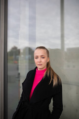 Fototapeta premium Illusioniste Spiele mit Händen von Junger Frau