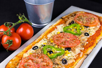 FOOD - Half-meter pizza with tuna, fresh tomato and pepper