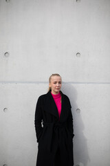 Illusioniste Spiele mit H&auml;nden von Junger Frau