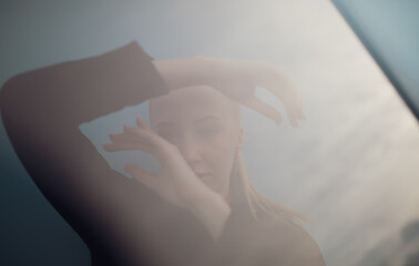 Illusioniste Spiele mit Händen von Junger Frau