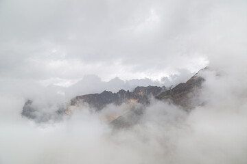 Brouillard dans les montagnes