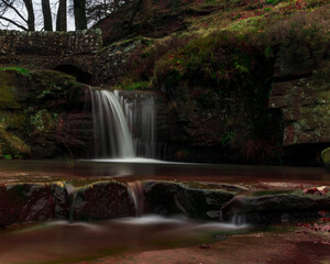 Obraz premium Long exposure of the Three Shires Head cascade in the Peak District