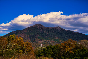 Naklejka premium 秋空に青い空と雲,筑波山の雄大な景色