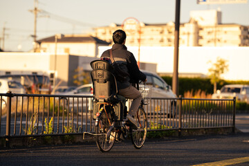 自転車でお出迎えする父親