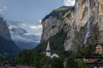 Fototapeta na wymiar Panorama de la vallée de Lauterbrunnen en été en Suisse