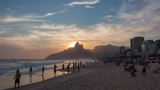 hyper lapse morro da favela do Vidigal no Rio de Janeiro, Capital

Praia de Ipanema e Lebron no por do sol com algumas nuvens e c&eacute;u lindo 4k