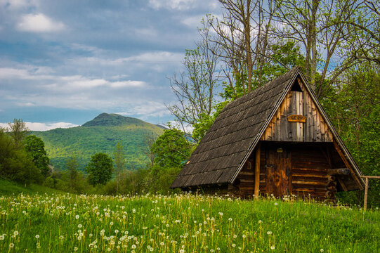 Bieszczady, chatka sprzedawcy ser&oacute;w. W tle najwyższy szczyt Połoniny Wetlińskiej - Smerek (1222 m)