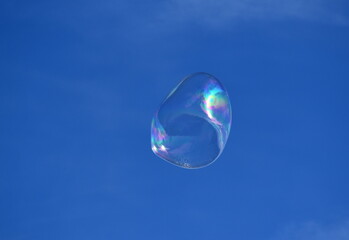 Seifenblase vor blauem Himmel