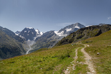 Fototapeta na wymiar Randonnée dans la vallée d'Arolla en Suisse