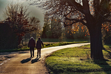 Älteres Paar spaziert