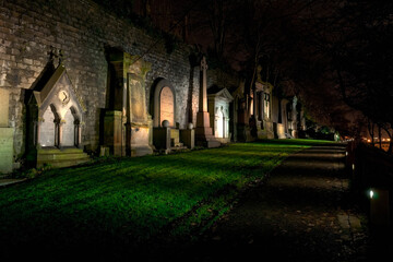 Cmentarz nocą na wzgórzu w Glasgow 