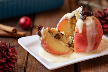 gebackener Bratapfel mit Füllung aus Marzipan, Mandeln, Rosinen und Zimt mit Vanillesoße zur...