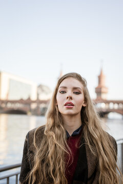 Frau im Herbst in Berlin