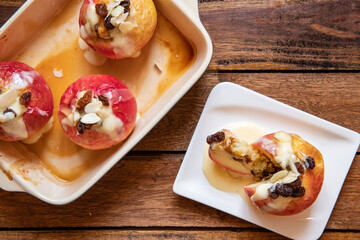 gebackener Bratapfel mit Füllung aus Marzipan, Mandeln, Rosinen und Zimt mit Vanillesoße zur...